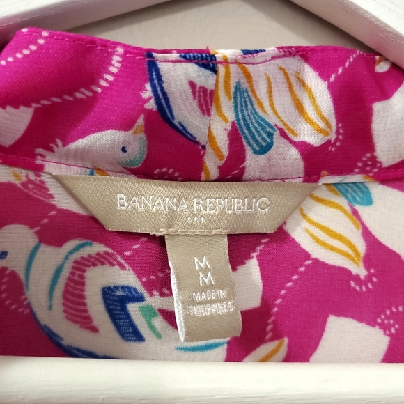 🐦 Banana Republic - Magenta Bird Print Sleeveless Blouse - Size M - Picture 2 of 7